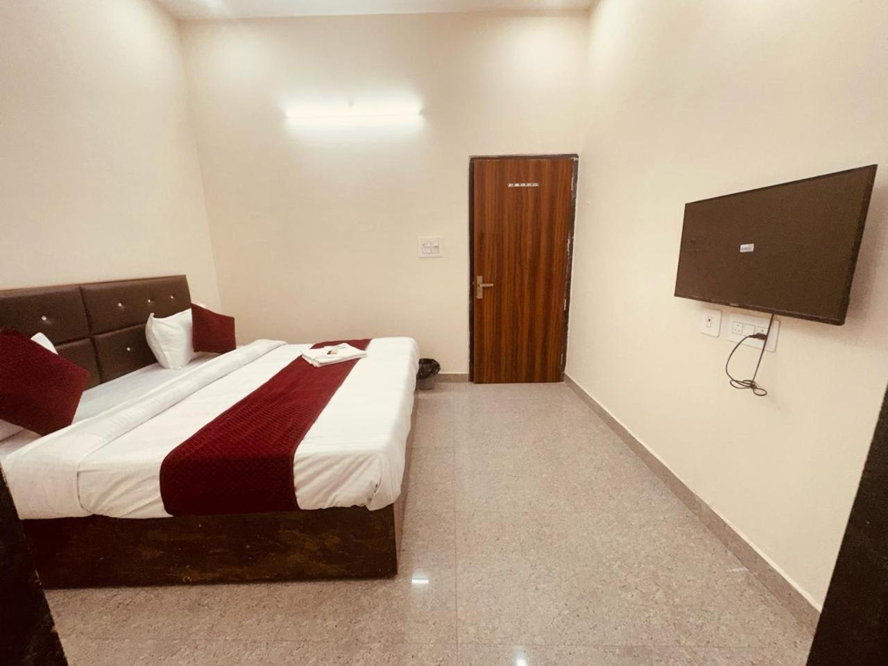 فندق The Lord Krishna Residency Vrindāvan المظهر الخارجي الصورة
